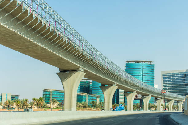 riyadh, saudi arabien, ksa - 6. september 2017 neue eisenbahn von riyadh metro gebaut in granada in riad - suspension railway stock-fotos und bilder