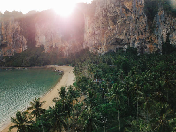 penhascos perto de praia de railay, província de krabi, tailândia - railay - fotografias e filmes do acervo