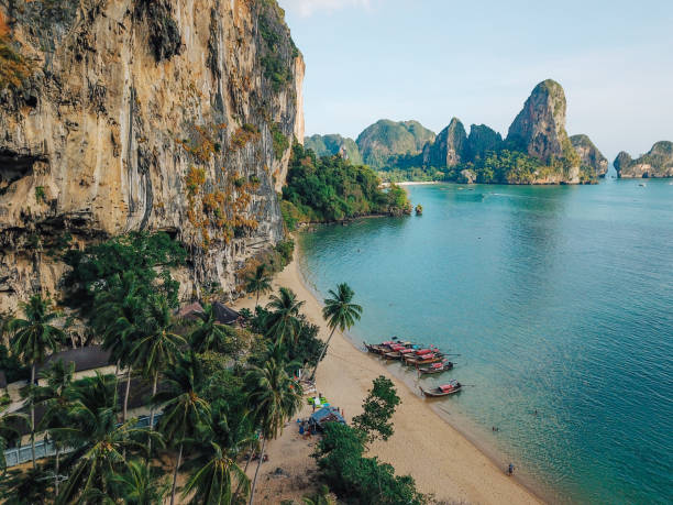 falésias junto à praia de railay, província de krabi, tailândia - railay - fotografias e filmes do acervo