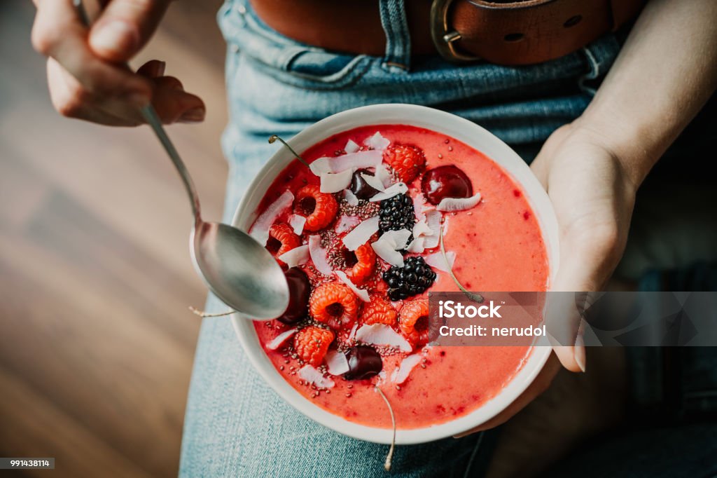 Tazón de fuente de alimentación saludable batido mujer - Foto de stock de Comer libre de derechos