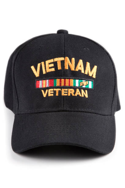 berretto veterano del vietnam, vista frontale su sfondo bianco - army usa text metal foto e immagini stock