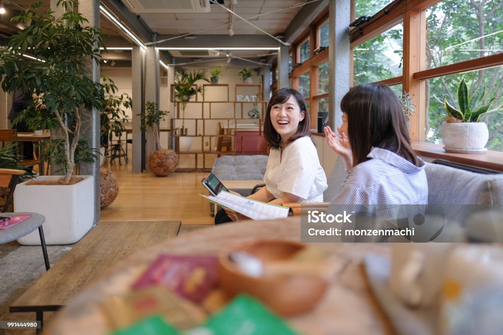 Femmes d’affaires occasionnels ayant des affaires parlent au café - Photo de Cotravail libre de droits