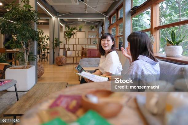 Photo libre de droit de Femmes Daffaires Occasionnels Ayant Des Affaires Parlent Au Café banque d'images et plus d'images libres de droit de Cotravail