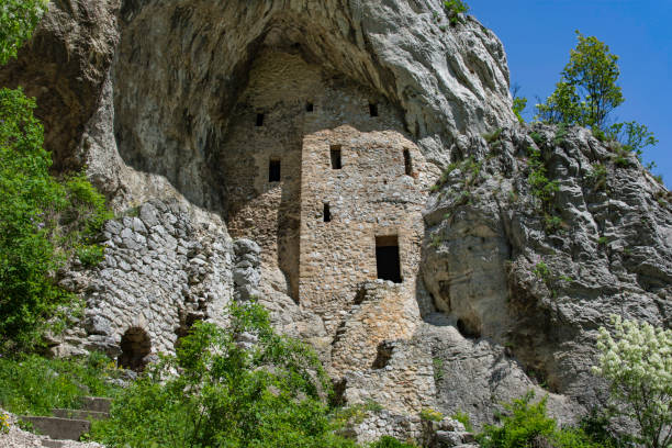 Fascinating as they are, the Blagoveštenje (Holy Annunciation) monastery steals the show. Built in the cliffside, this three-level end-of-the-14th-century church, can’t help but mesmerize tourists with its attractive appearance. All three churches and their surroundings have been researched but many secrets about this religious centre of medieval Serbia remain yet unresolved. blagovestenje o santa anunciación, viejo y abandonado el monasterio, construido en el acantilado, ocultado en cuevas oscuras y en acantilados, en altas montañas y verdes pastos, bosques y valles, en un mar de flores. iglesias y monasterios serbios.
