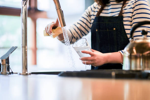 serveuse, laver le verre dans la cuisine du restaurant - water human hand clean women photos et images de collection
