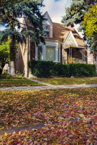 istock Typical Chicago house in autumn scenery 991548168