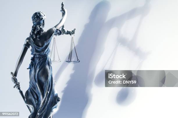 Justitia Und Ihr Schatten Stockfoto und mehr Bilder von Justizwesen - Justizwesen, Justitia, Gerechtigkeit
