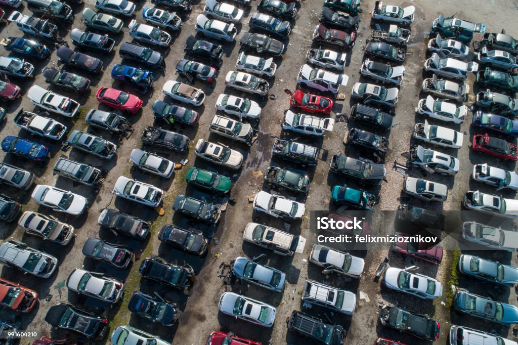 Imagen aérea de un patio de chatarra de coche con rompieron vehículos - Foto de stock de Cementerio de coches libre de derechos