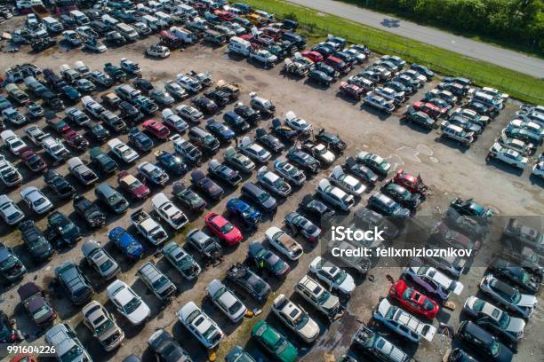 Luftaufnahme Von Einem Autoschrottplatz Mit Brach Fahrzeuge Stockfoto und mehr Bilder von Autofriedhof