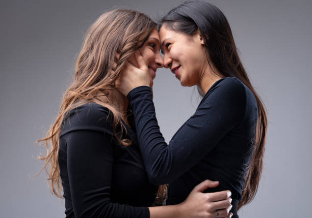 пара женщин, которые вот-вот поцелуют друг друга - lesbian homosexual kissing homosexual couple стоковые фото и изображения