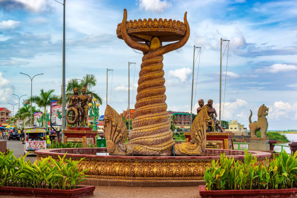 arte de estátuas do passeio pelo rio em kampong cham, camboja. - cham mask - fotografias e filmes do acervo