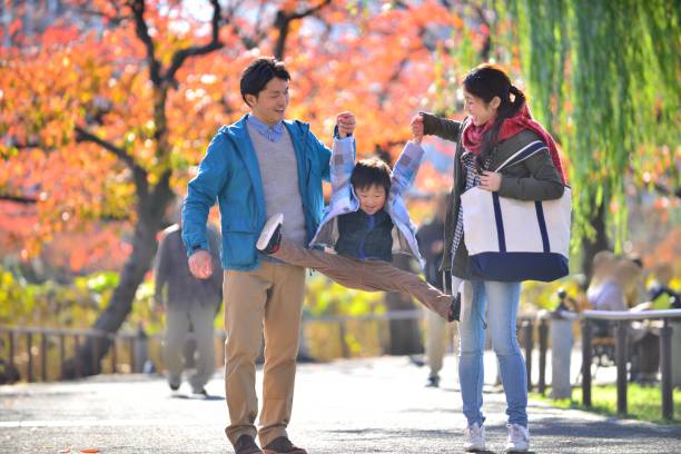 日本の夫婦と息子の東京上野公園で散歩 - 幼稚園 ストックフォトと画像