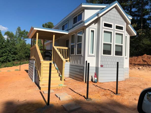 Tiny house In process Blue tiny house being built tiny house stock pictures, royalty-free photos & images