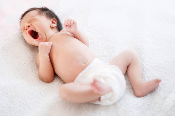 nouveau-né bébé bâiller - baby yawning asian ethnicity newborn photos et images de collection