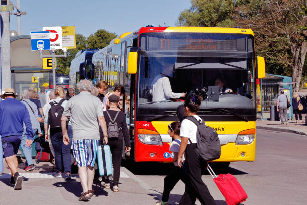 autobus per l'isola di oland - kalmar foto e immagini stock