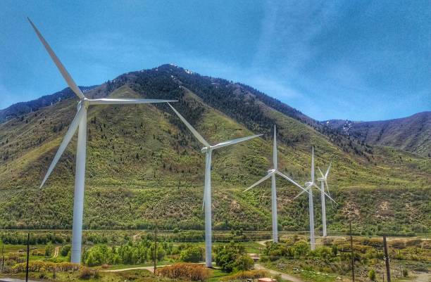 ��風車山背景には、スペインのフォークのユタ州 - western usa mountain peak landscape farm ストックフォトと画像