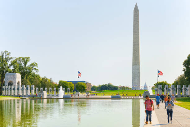 ナショナル ・ モールに米国ワシントン州ワシントン記念碑第二次世界大戦記念。 - steeple spire national landmark famous place ストックフォトと画像
