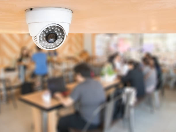 monitoring bezpieczeństwa wewnątrz restauracji. kamera monitoringu zainstalowana na suficie w celu monitorowania ochrony klienta w restauracji - security camera dome security system security zdjęcia i obrazy z banku zdjęć