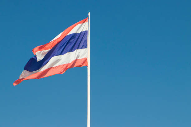 тайский флаг таиланда с голубым небом фоне. - national flag flag global communications sky стоковые фото и изображения