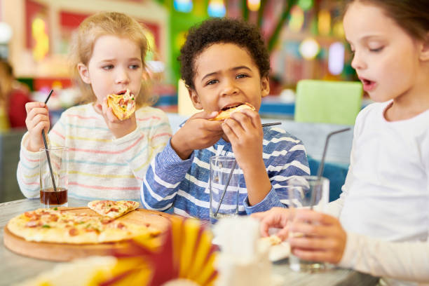 istock Children in Pizzeria Cafe 991816962