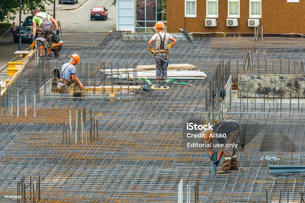 Les ouvriers travaillent sur le chantier. - Photo de Maçon libre de droits