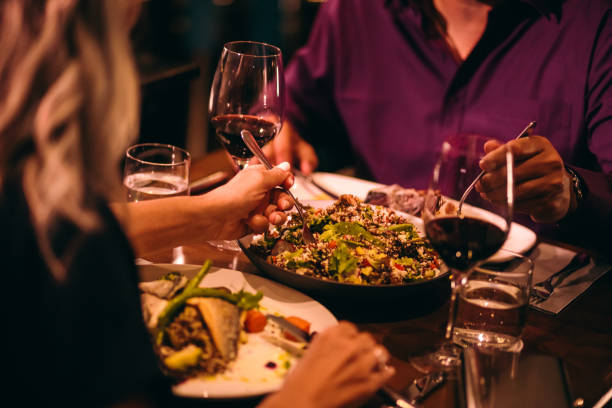 paar quinoa salat und gesundes abendessen im restaurant zu essen - 2650 stock-fotos und bilder