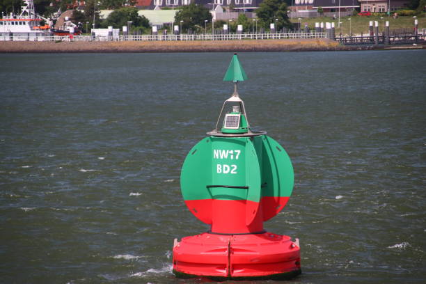 boa rossa verde per segnare una divisione nel canale nieuwe waterweg nel porto di rotterdam - nieuwe waterweg foto e immagini stock