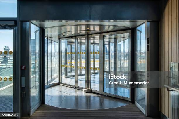 Vorderen Drehenden Transparent Drehen Türautomatik Stockfoto und mehr Bilder von Tür - Tür, Automatisch, Automatisiert