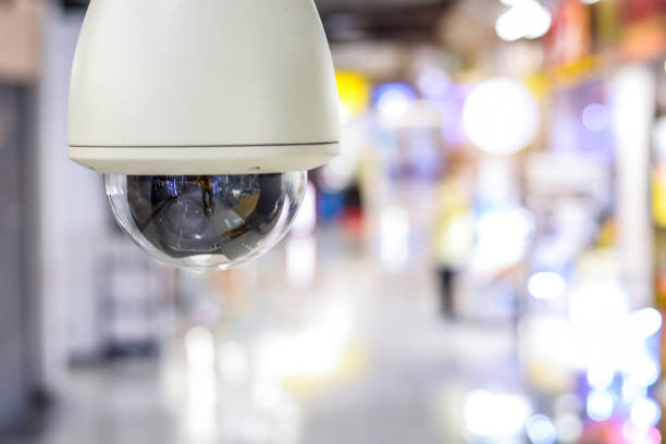 guardia de seguridad de cctv en el edificio del centro comercial. - surveillance human eye security privacy fotografías e imágenes de stock