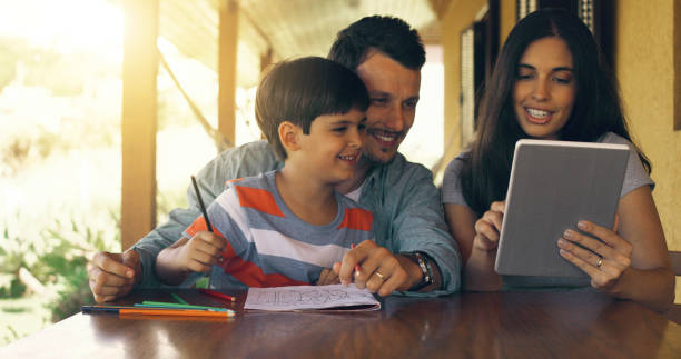 istock Moms colouring in online while we colour on paper 991873322