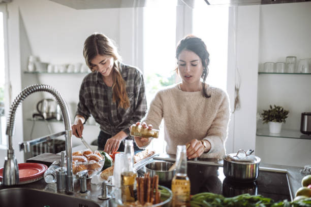 friends cooking together at home - food vegan food gourmet vegetarian food imagens e fotografias de stock