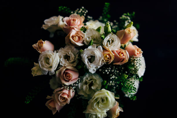 wedding bouquet with fresh flowers on dark background. - judaism wedding glass breaking imagens e fotografias de stock