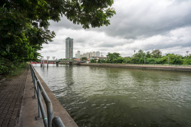 istock city along the water 991925840