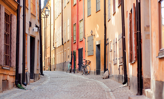Casas históricas y algunas bicicletas en la ciudad vieja. Gamla Stan de Estocolmo con antigua calle photo