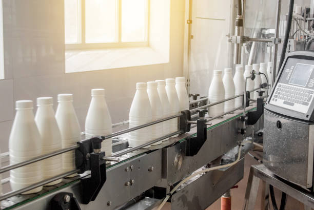 förderband mit weißen milchflaschen - milk industry milk bottle factory stock-fotos und bilder