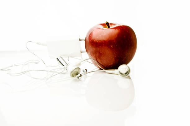 natur hört - grünen energie - adapter apple stock-fotos und bilder