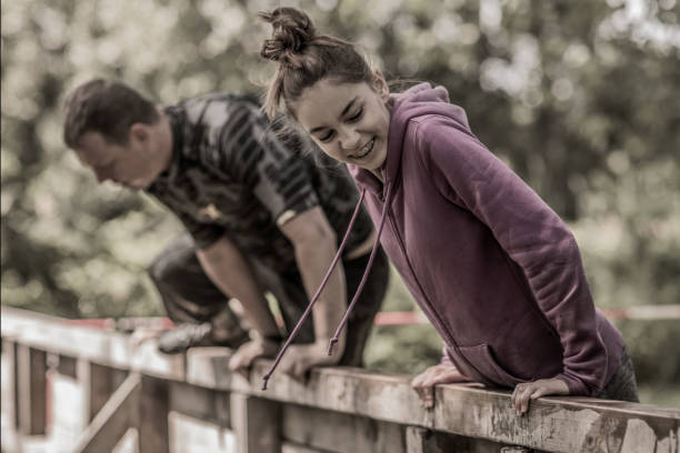 divertir-se desportivo na lama pública familiar de obstáculos - mud run - fotografias e filmes do acervo