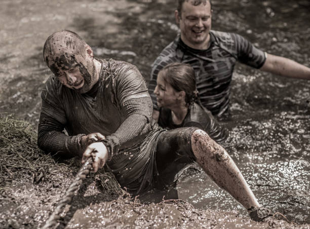 père et fille s’amuser sportive à une boue publique exécutent des parcours d’obstacles - mud run photos et images de collection