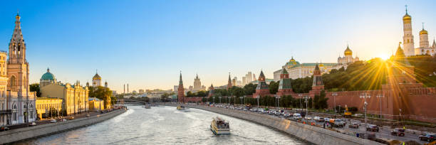 panorama von der moskwa mit dem kreml türmen bei sonnenuntergang, moskau, russland - moscow russia russia river panoramic stock-fotos und bilder