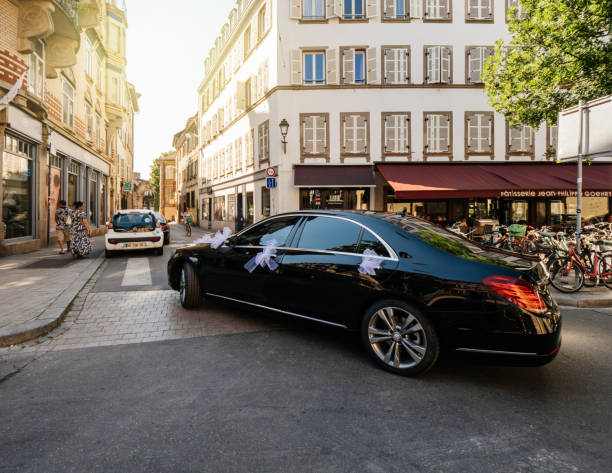 limusine mercedes benz na cidade de casamento de luxo - sedan black luxury car - fotografias e filmes do acervo