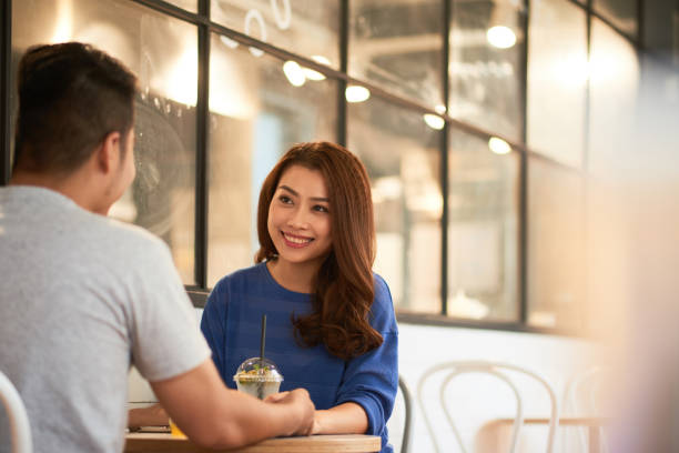 istock Charming Asian couple in cafeteria 992033324