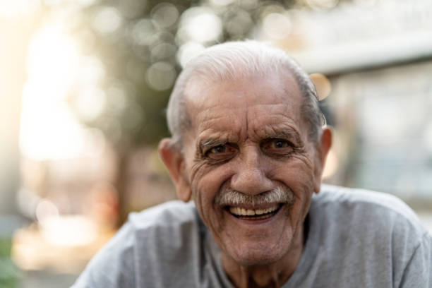 ältere männchen lachen porträt; er ist 89 jahre alt - men senior adult human face smiling stock-fotos und bilder