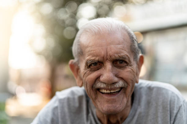 macho adulto sênior rindo retrato; ele tem 89 anos - 99 - fotografias e filmes do acervo
