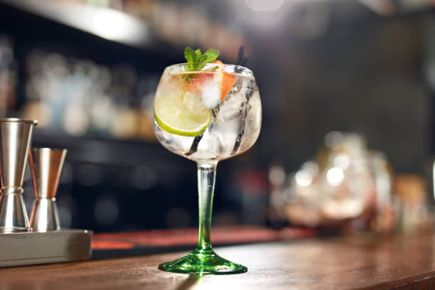 istock Cocktail Drink In Bar Close Up. Gin Tonic Cocktail 992048084