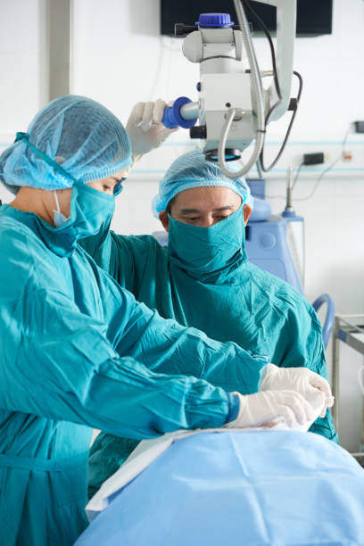 istock Coworking surgeon in operating room using equipment 992052204