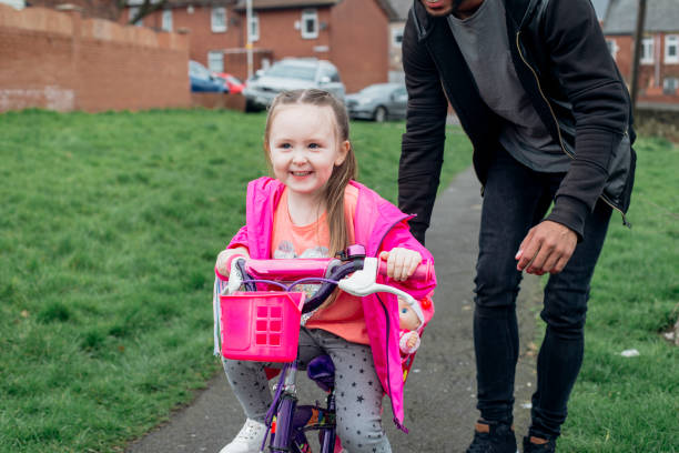 딸의 도움으로 그녀의 자전거를 타고 �하는 방법을 학습 - clothing excitement mode of transport blond hair 뉴스 사진 이미지