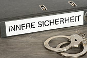handschellen-und-ein-ordner-mit-dem-aufdruck-innere-sicherheit.jpg?b=1&s=170x170&k=20&c=nzUDt4FONQ_Yk5nHHRX7hYq6nb0JjOgTZG_qCWWeyTU=