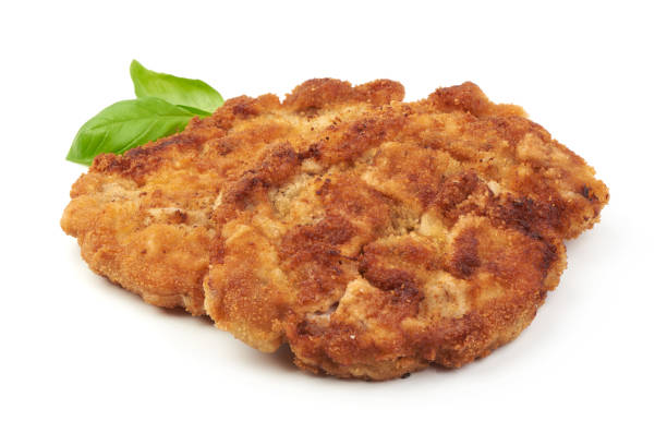 sznycel viener. panierowany kotlet, izolowany na białym tle. - schnitzel cutlet veal vienna zdjęcia i obrazy z banku zdjęć