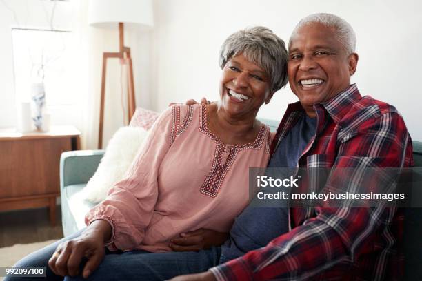 Photo libre de droit de Portrait Daimer Le Couple De Personnes Âgées Vous Détendre Sur Le Canapé À La Maison banque d'images et plus d'images libres de droit de Troisième âge