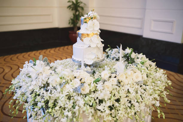 torta nuziale e decorazione petali di fiori bianchi sul tavolo - wedding reception wedding cake wedding cake foto e immagini stock